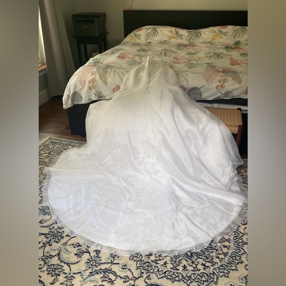 Beautiful Wedding Gown Dress size 6 - Picture 4 of 15